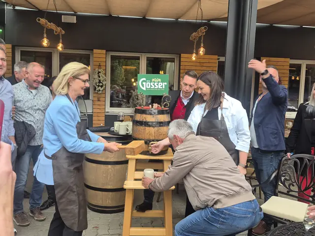 Bieranstich geglückt! Susanne Kaltenegger durfte den Schlegel schwingen. | Foto: Andrea Stelzer