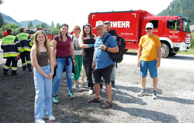 Familie vor Einsatzfahrzeug