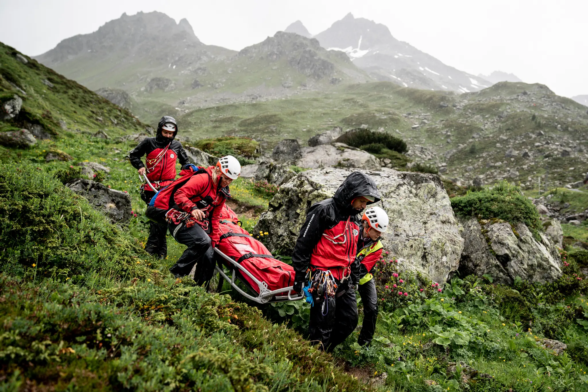 Helicopter rescue: Hiker falls into steep terrain at Lake Tristach