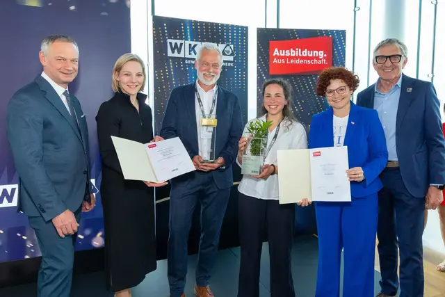Bundesspartenobmann Manfred Denk, WKÖ-Vizepräsidentin Bettina Dorfer-Pauschenwein, Bernhard Sanders, Assunta Gappmaier, Staatssekretärin Elisabeth Zehetner, "SkillsAustria"-Präsident Josef Herk. | Foto: (c) Weinwurm Fotografie