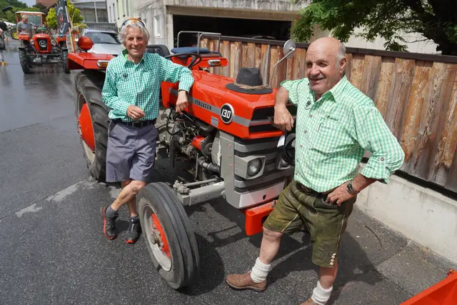 Obmann Raimund Grill mit seinem Oldtimer und eines seiner Mitglieder aus Telfs, der bekannte Bergläufer Peter Flunger.
