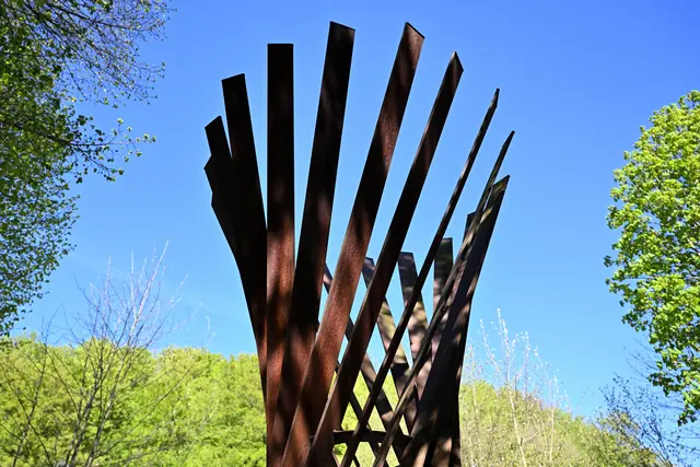 Dem Himmel entgegen: oberes Drittel der Metallplastik von Thomas Hochstädt an der Schmiedemeile in Ybbsitz. | Foto: Hans-Peter Kriener