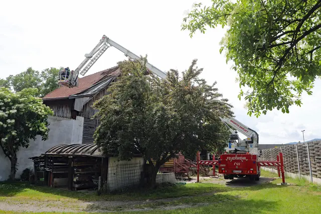 Die Feuerwehr musste in Knittelfeld ein Dach provisorisch abdecken. | Foto: FF/Zeiler