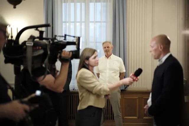 SPÖ-Spitzenkandidat Günther Kautz (im Hintergrund) beim FPÖ-Interview hat es wieder nicht geschafft die ÖVP vom Thron zu stoßen. | Foto: Santrucek
