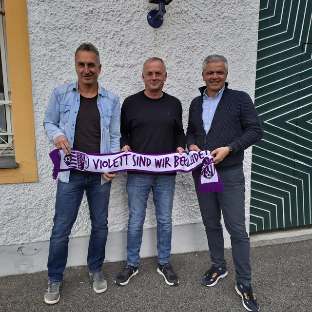 Von links: Berni Straif, Christian Hartinger und Felix Brunninger. Die Union Esternberg wird die Freunde für immer verbinden.  | Foto: Friedl