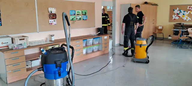 Einsatzkräfte mit Nasssaugern