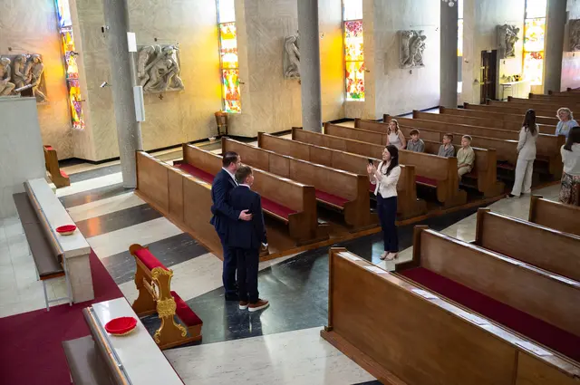 Noch ein schnelles Erinnerungsfoto an das Hochamt in der Stadtpfarrkirche Ternitz am 30. Mai. | Foto: Santrucek