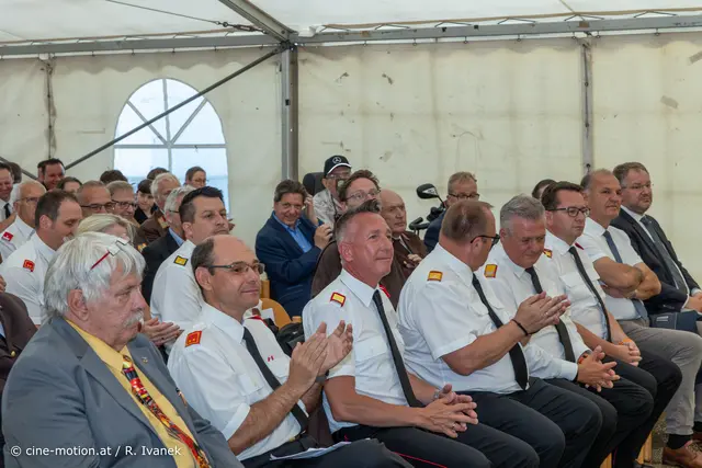 1. Reihe: Michael Lippl (Bürgermeister Maria Lanzendorf, SPÖ), Harald Maier (Kommandant Maria Lanzendorf), Andreas Perner (Abschnittsfeuerwehrkommandant Leopoldsdorf), Christian Edlinger (Bezirksfeuerwehrkommandant), Dietmar Fahrafellner (Landesfeuerwehrkommandant), Thomas Docekal (Ausbildungsleiter LFKDO), Otto Auer (Landtagsabgeordneter, ÖVP) und Clemens Lappl (Bezirkshauptmann-Stv.).  | Foto: cine-motion.at / R. Ivanek