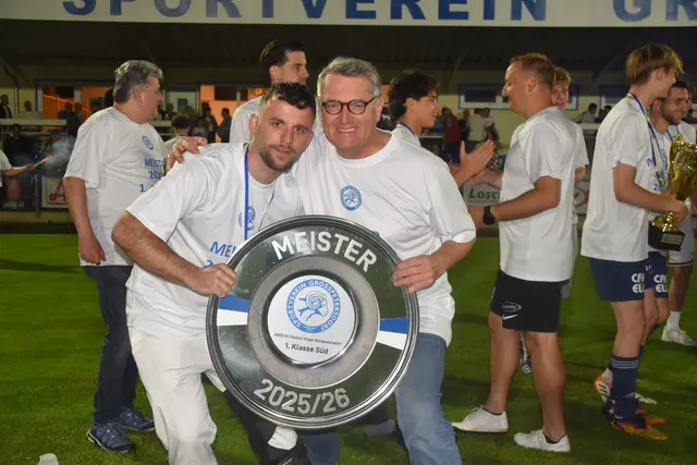 Gemeinsam Meister: Spieler Flamur Muleci und Präsident Alfred Kollar | Foto: MeinBezirk/Michael Strini
