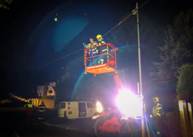 Nächtlicher luftiger Einsatz, um die Stromversorgung wieder herzustellen. | Foto: FF Mooskirchen