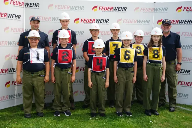 Die Jugendbewerbsgruppe der Feuerwehr Wallendorf mit Betreuer Thomas Schrei (links) und Kommandant Martin Hafner (rechts). | Foto: Elisabeth Kloiber/MeinBezirk