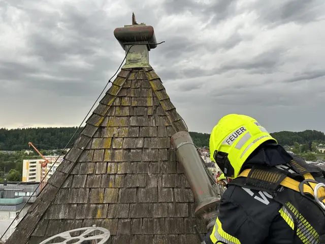 Sturmböen reißen Doppeladler vom Vöcklabrucker Stadtturm