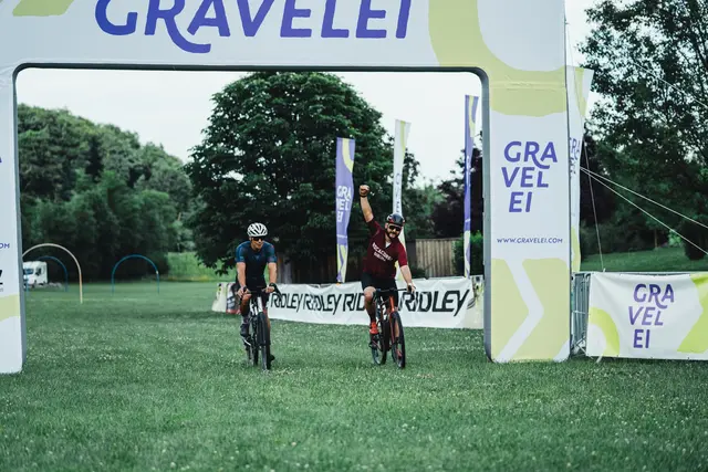 Letztendlich waren bei der Gravelei 2026 im Ziel alle glückliche Gewinnerinnen und Gewinner. | Foto: Max Hofstätter