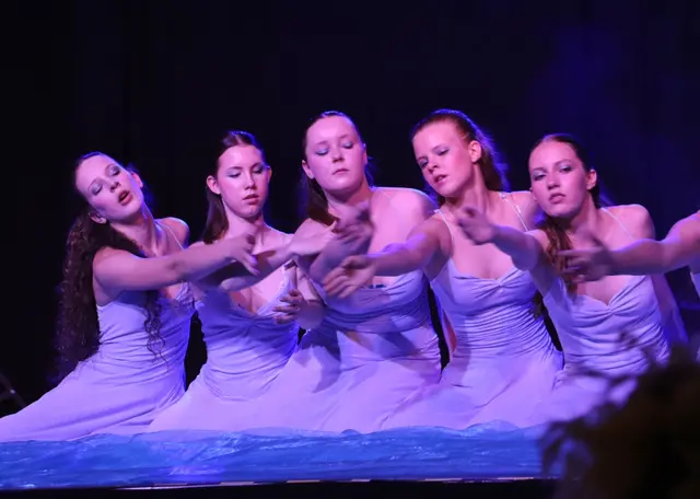 Der Wassertanz zeigte die Schönheit des Elements - und die Anmut der Balletttänzerinnen.  | Foto: Edith Ertl