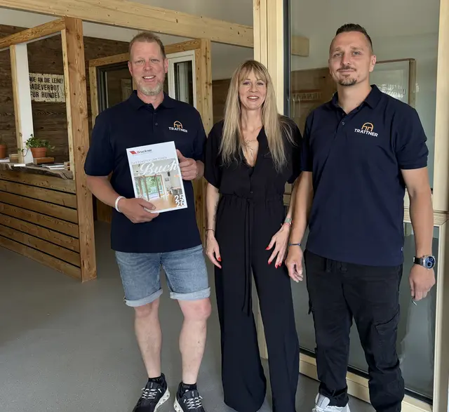 Geschäftsführer Daniel Trattner mit seinem Geschäftspartner Manuel Grünauer und Mitarbeiterin Nicole Strobl.  | Foto: MeinBezirk/Barbara Babonitsch-Diewald