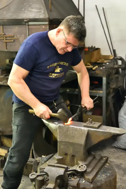 Individuelle Metallgestaltung - handgeschmiedet: Thomas Hochstädt bei der Arbeit in seiner Tannhäuser-Schmiede in Ybbsitz, Prochenberg 39. | Foto: Hans-Peter Kriener