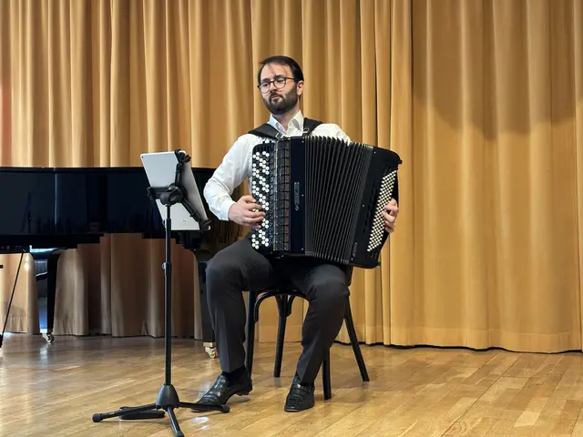 Nikola Djorić am Akkordeon. | Foto: Mirjam Preineder