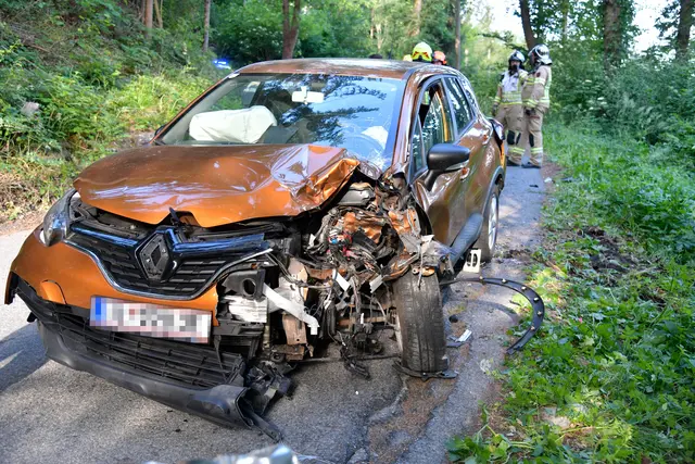 Nach einem Verkehrsunfall in Tulfes verließ ein Beteiligter die Unfallstelle und wurde später am Bahnhof Volders aufgegriffen. Drei Personen wurden verletzt, die Ermittlungen laufen. | Foto: zoom.tirol
