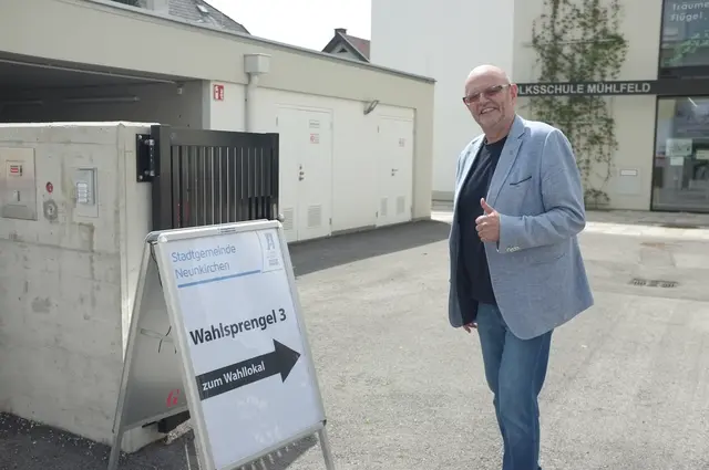 Johannes Benda (Grüne) wählte kurz nach 11 Uhr. | Foto: Santrucek