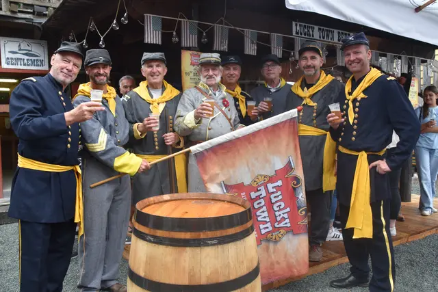 Saison startete mit toller Show und Musik trotz Regens fulminant