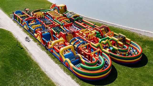 Klettern, springen und rutschen - der aufblasbare, mobile Parcours bietet genug Raum für Action und Bewegung. | Foto: BIG (Big Inflatable Giants)