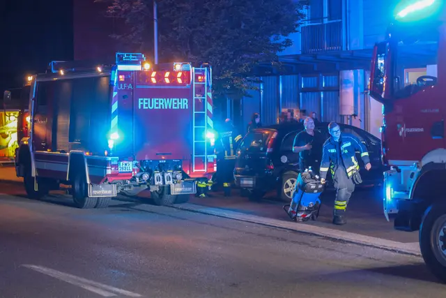 Die Feuerwehr beseitigte das Wasser mithilfe eines Nasssaugers.  | Foto: laumat/Matthias Lauber