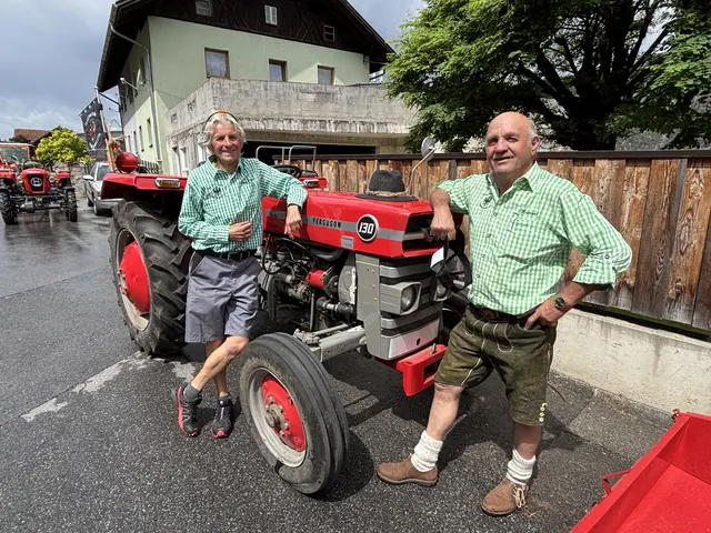 Obmann Raimund Grill mit seinem Oldtimer und eines seiner Mitglieder aus Telfs, der bekannte Bergläufer Peter Flunger.