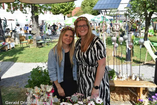 Rund 60 Austeller zeigten sich bei herrlichem Sommerwetter ihre Produkte.  | Foto: Gerald Dreisiebner