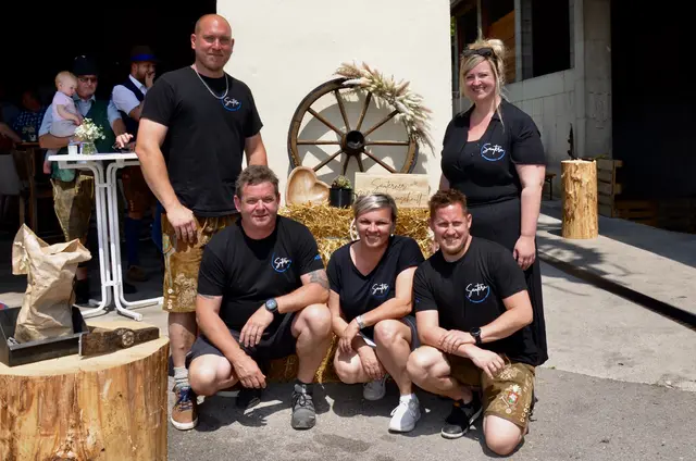 Corinna und Thomas Büchner (hintere Reihe)veranstalteten heuer zum zweiten Mal einen Maibaum-Frühschoppen für einen guten Zweck. Mit dabei auch Gina Jahrl, Stefan Luef und Andreas Kramer (vorne) | Foto: Elisabeth Peinsipp