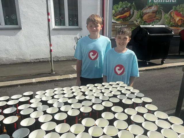 Niklas Seebacher und Emil Giger unterstützten mit großer Motivation die Sportler entlang der Strecke und freuten sich mitten im Geschehen dabei zu sein | Foto: Cornelia Strobl 