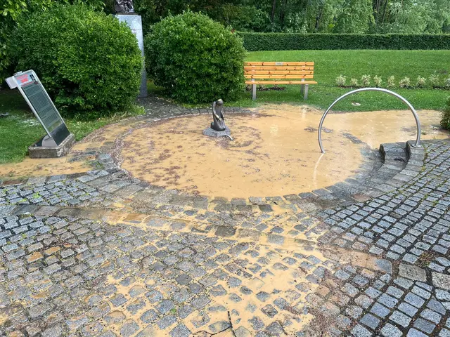 Der Platz um die Marienquelle in Ollersdorf musste abgepumpt werden. | Foto: Bezirksfeuerwehrkommando Güssing