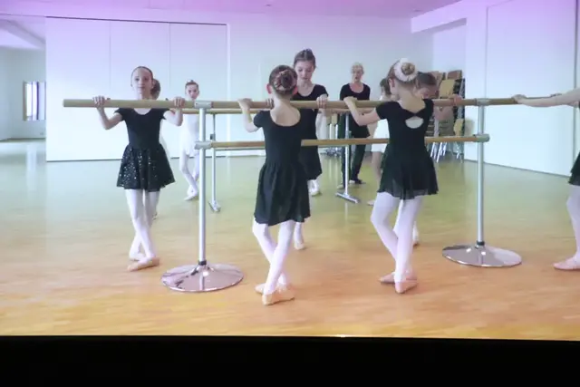 Videoclips zeigten die Tanzschüler bei der Probe. Was auf der Bühne mit eleganter Leichtigkeit rüberkommt, ist in Wirklichkeit disziplinierte Probenarbeit | Foto: Edith Ertl