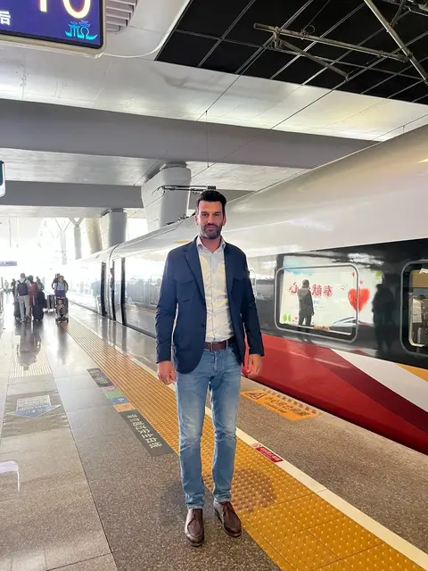 Udo Landbauer vor Zug | Foto: FPÖ Niederösterreich