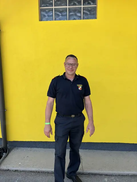 Kommandant der Feuerwehr Sarasdorf, Jochen Spitzhüttl, feuerte seine Gruppe kräftig an | Foto: Lukas Leidenfrost