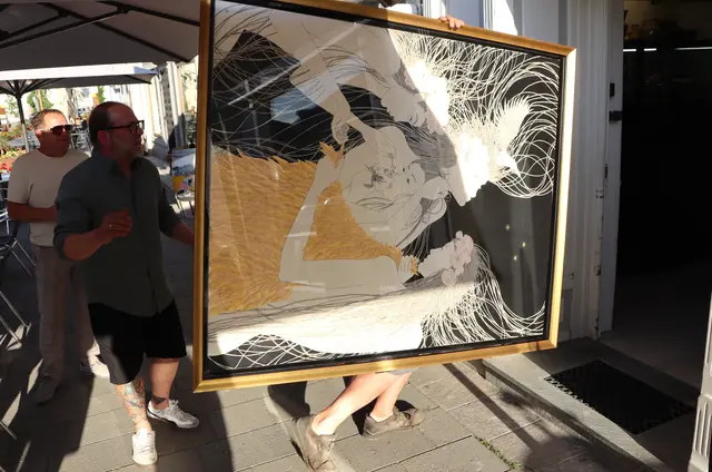 Gutes Timing: Ein großformatiges Kunstwerk wird geliefert und aufgehängt | Foto: Gerhard Langmann