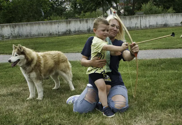Astrid Muster mit junior und Schneewolf Akira | Foto: Markus Achleitner