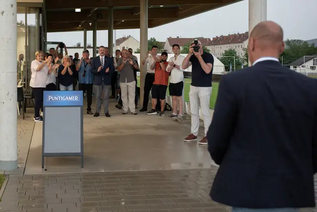 Die FPÖ-Anhänger feierten Helmut Fiedler in der SC Kantine in Neunkirchen. | Foto: Santrucek