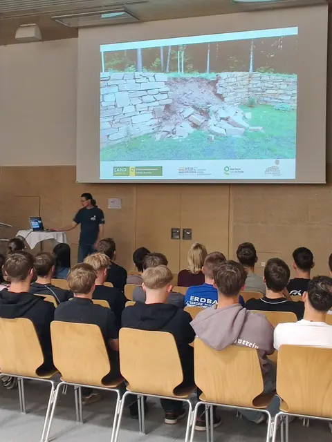 Die Vorzüge einer Trockensteinmauer wurde den Teilnehmerinnen und Teilnehmern ausführlich erläutert. | Foto: Regionalmanagement