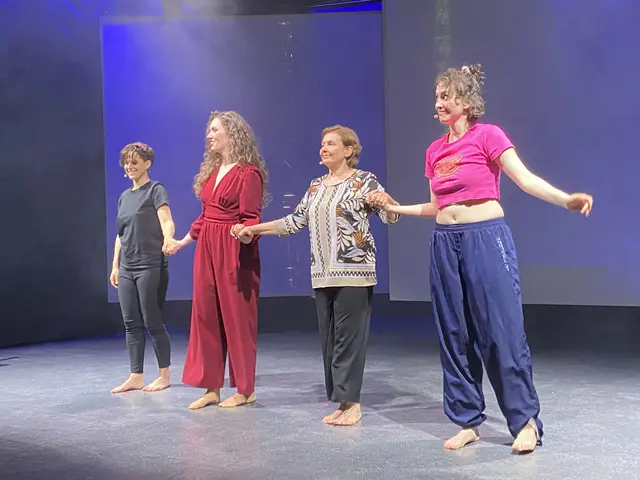 Auf der Bühne: die drei Schauspielerinnen  Myriam Angea, Petra Staduan, Petra Strassser und die Musikerin und Komponistin Mira Perusich | Foto: Gesa Buzanich