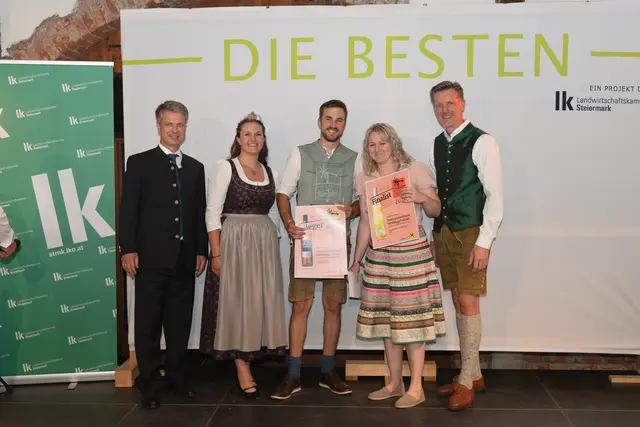Weingut Strablegg-Leitner: Franz und Carina Strablegg-Leitner (3. und 2.v.r.) | Foto: LK Steiermark/CrispyMotion