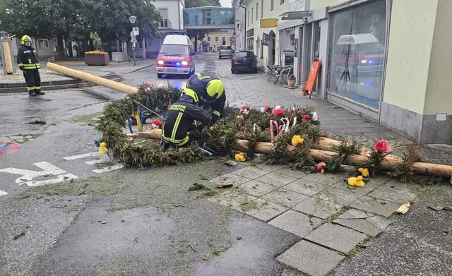 Umgestürzter Maibaum im Zentrum von St. Valentin.  | Foto: Bezirksfeuerwehrkommando Amstetten