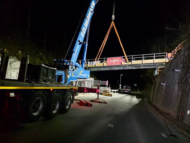 Im März wurde bei einem aufwendigen Transport die Brücke für den Radweg in die Wildschönau gebracht.  | Foto: Toni Silberberger