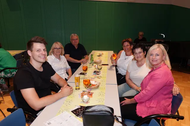Auch diese Gruppe fachkundiger Besucher:innen genoss den Abend in vollen Zügen. | Foto: MeinBezirk/Michael Blinzer