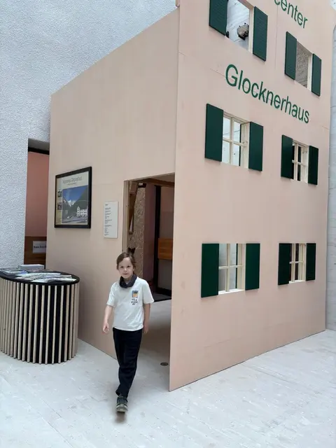 Durch das nachgestellte Glocknerhaus gelangt man in die Sonderschau des Kärnten Museums. | Foto: MeinBezirk/Kanatschnig