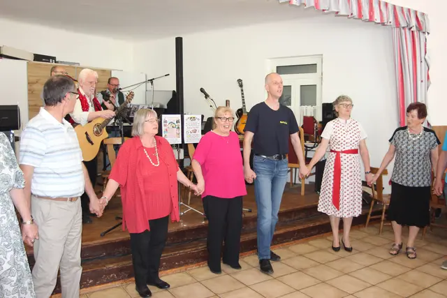 Stammtischkreis zu Ehren des Geburtstages Hr. Holzer. | Foto: J. &amp; M. Rathkolb