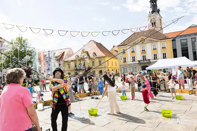 Der Hauptplatz wurde zu einer offenen Bühne für Erzählungen, Musik, Walk Acts, Akrobatik und viele kreative Mitmachstationen. | Foto: Stadt Bruck – M. Meieregger