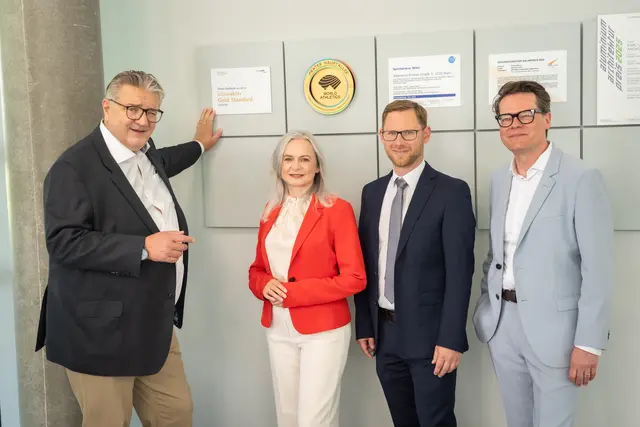 v.l.: Sportstadtrat Peter Hacker (SPÖ), Sonja Zahradník-Leonhartsberger, Christoph Joklik, Geschäftsführung Wien Holding Sport GmbH, und Klimastadtrat Jürgen Czernohorszky (SPÖ) enthüllten die klimaaktiv Plakette.  | Foto: David Bohmann