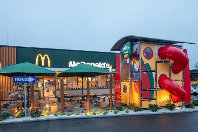 Das McDonald's in Schärding bietet seit 16. Dezember 2025 einen Doppel-McDrive, einen McCafé-Bereich und ein Outdoor-Playland für Kinder.  | Foto: McDonald’s Österreich/Christian Husar