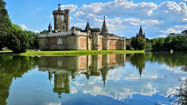 Die Franzensburg im Schlosspark Laxenburg mit Spiegelung im Teich. | Foto: Anton Kroh
