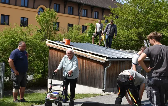 Während des Baus: Christian Forster, Bewohnerin Marie Weber, Martin Kollmann, Elias Steiger, Semir Coskun, Yannick Zeilinger und Jakob Wais | Foto: PBZ Waidhofen/Thaya